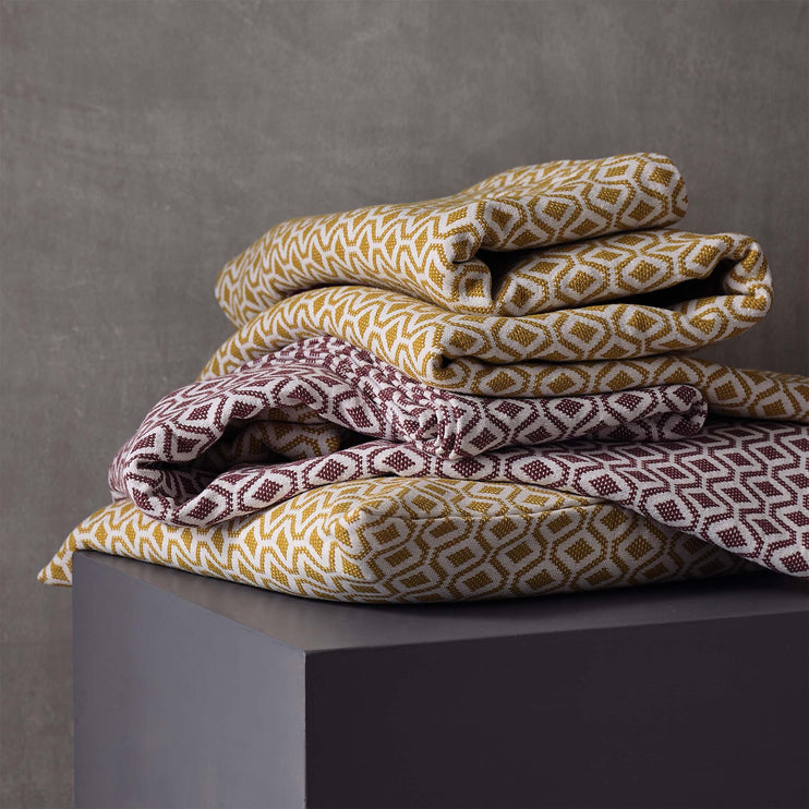 Raspberry rose & White Viana Tagesdecke | Home & Living inspiration | URBANARA